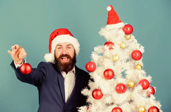Kapaszkodj! Decemberi rutin. Gyönyörű dekoráció. Díszítsd karácsonyfa. Férfi szakállas Télapó főnök ünneplésre készül. Téli dekorációk. Karácsonyi dekoráció. Karácsonyi díszek labdák — Stock Fotó