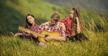 Sadece arkadaşlar ve gitar. Kamp ateşi şarkıları. Bir grup insan birlikte boş zaman geçirir. Aile kampı. Yürüyüş macerası. Mutlu erkekler ve kızlar gitarlı arkadaşlar. Arkadaşlık. Turizm kampında piknik