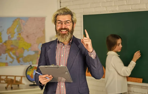 Acompanhe o progresso dos alunos. Materiais didáticos. Que está ausente hoje. Menina pequena em quadro-negro. De volta à escola. Estudante e professor em sala de aula. Professor a verificar a resposta certa. Ensinar com paixão — Fotografia de Stock