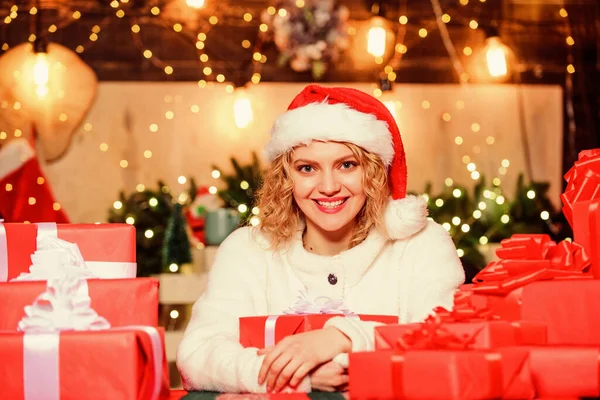 O Natal é tempo de dar. Feliz Natal. Feliz Natal. Feliz Ano Novo. presentes de entrega. Hora da mulher e do Natal. Menina com caixa de presente. férias de inverno e férias. Compras de Natal — Fotografia de Stock