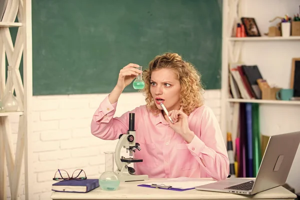 Onderzoek microbiologie. Schoollaboratorium. Studieapparatuur. Onderzoek moleculaire modificaties. Studenten meisje met laptop en microscoop. Terug naar school. School leraar blijven studeren elke dag — Stockfoto