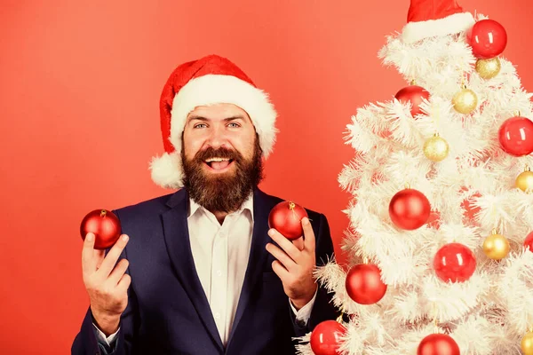 Adéntrate en el espíritu de la temporada. Hombre con barba sostienen bolas rojas decoraciones navideñas. Vacaciones de invierno. Comparte el humor navideño. Difundir atmósfera mágica de Navidad. Radiar generosidad navideña —  Fotos de Stock