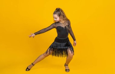 Hayat devam ediyor. Dans eden çocuk. Profesyonel yavaş tilki ve hızlı adım. Vals ve tango. Dans kıyafetleri giyin. Dans okulu. Genç kız balo dansçısı. Siyah elbiseli çocuk.