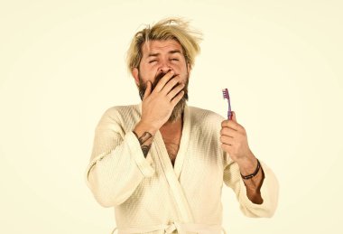 Kötü kokuyor. Sabah rutini. Ağız temizliği. Bornozlu adam diş fırçasını tut. Kişisel hijyen. Sakallı hippi diş temizleyicisi. Tazelik ve temizlik. Dişlerini sağlıklı tut. Sağlıklı alışkanlıklar. Dişlerini fırçala