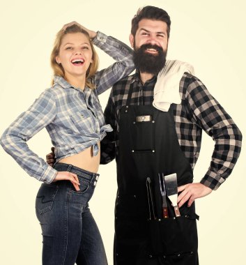 Arka bahçe barbekü partisi. Aile bbq fikirleri. Lezzetli ızgara tarifler. Birbirine aşık bir çift barbeküye hazırlanıyor. Piknik ve barbekü. Sakallı adam ve kız barbekü için hazır beyaz arka plan