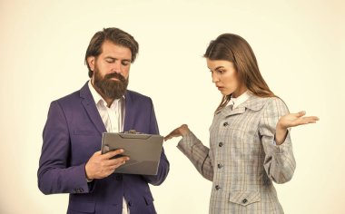 Bu nasıl mümkün olabilir? Kadın ve erkek iş yapar. İş adamı iş arkadaşına danışıyor. Yeni stratejinin analizini yap. Patron ve çalışanı belgelerle çalışıyor. Sekreter klasörü tutun. modern ofis hayatı