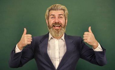 Okul reklamı konsepti. İlham verici alıntılar. Üniversite tarafından tanıtılıp hoş karşılandı. Öğretmen konuyu açıkla. Okulun önündeki erkek öğretmen yazı tahtası fotokopi alanı. Duyuru kursları