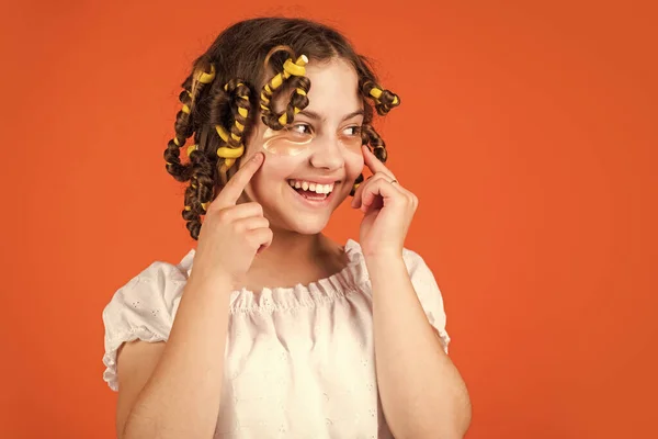 Εύκολες συμβουλές για το χτένισμα των παιδιών. εργαλεία κομμωτικής και αξεσουάρ μαλλιών. Παιδί με μπαλώματα στο πρόσωπο. ποζάρουν με μπούκλες μαλλιών. Ευτυχισμένο κορίτσι με μπικουτί να παίζει κομμωτήριο. αντίγραφο χώρου — Φωτογραφία Αρχείου