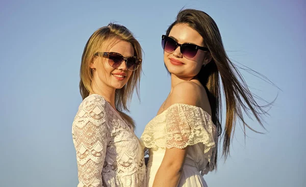 Hermosas mujeres en el día soleado fondo cielo azul. Hermandad y comunidad femenina. Amistad femenina. Poder femenino. Moda de verano. Encuentra la fuerza interior de la mujer. Armonía y equilibrio. Concepto de psicología —  Fotos de Stock