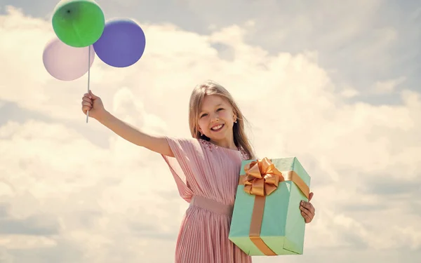 Balonlu küçük çocuk. Entertainment doğum günü konsepti. Özgürlük. Çocuk balonlarla ve hediye kutusuyla parti veriyor. Çocuk eğleniyor. Uluslararası Çocuk Günü. Mutlu çocukluk. Senin için. — Stok fotoğraf