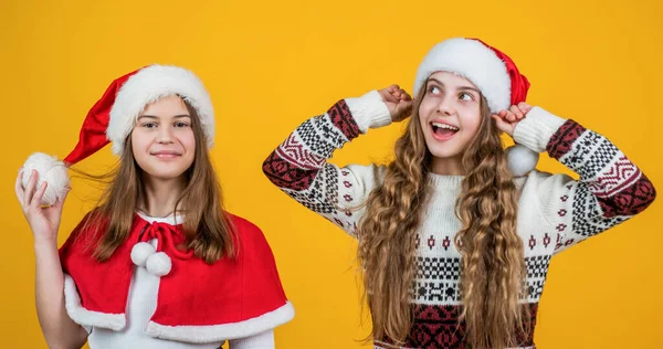 Försäljning av presenter och presenter. vänskap koncept. Glada tomtebarn. leende barn i röd tomte hatt och tröja. fira vinterlovet. Dags för julshopping. tonårsflickor känner lycka — Stockfoto