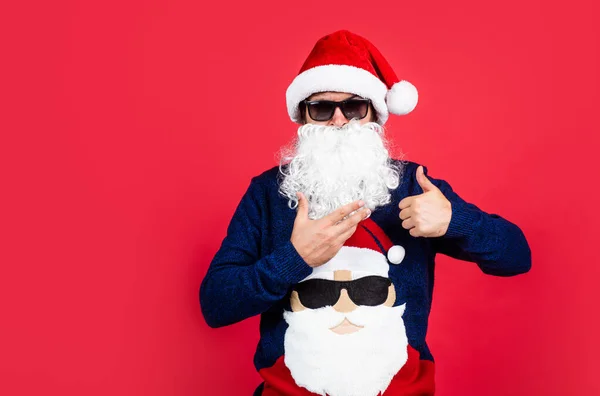 Seja positivo. vendas e descontos. comprar presentes de Natal. alegre Papai Noel hipster em óculos. preparação e celebração. É uma festa engraçada. Boas férias de inverno. humor de ano novo. compras de Natal — Fotografia de Stock