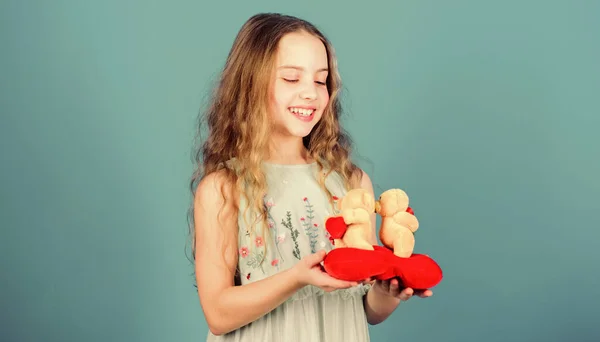 Fira kärleken. Ung liten flicka hålla försiktigt hjärta mjuk leksak nalle. Liten flicka håller par kär nalle plysch leksak. Älskad i söt nallebjörn. Innebörden av kärlek och romantiska relationer — Stockfoto