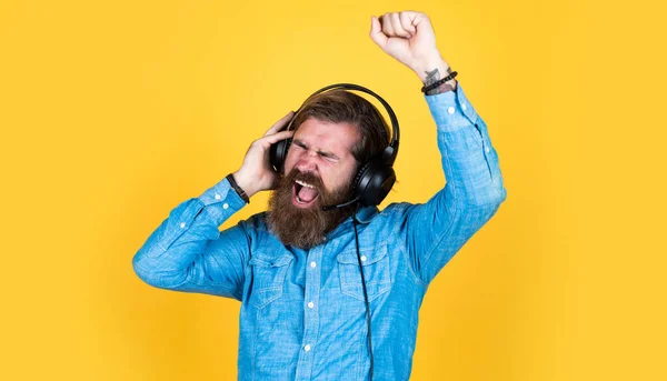 Volwassen baardman heeft lang haar dragen van koptelefoon, muziek — Stockfoto