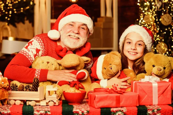 幸せな子供時代。驚きを与える。子供のためのテディベアのおもちゃをプレゼント。ボクシングの日だ。家族の価値観。素敵な贈り物だ。子供は祖父サンタクラスとクリスマスをお楽しみください。お祭りの伝統。幸せと喜び — ストック写真