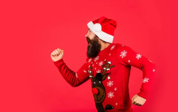 겨울 방학재밌어. 산타맨. 새해 파티. 크리스마스 시간이야. 변화와 개선. 삶이 좀 나아졌지. 수염 남자 산타 모자. 감정적 사기꾼의 겨울 스웨터를 빨고 있는 빨간 배경 — 스톡 사진