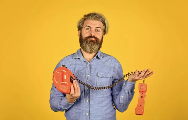 Comunicação. Um homem a falar com um telefone antigo. Homem de negócios a falar ao telefone vintage. comprar novo gadget. conceito de negócio de telefone. Empresário toca telefone retrô. Serviço ao cliente retro. má ligação — Fotografia de Stock