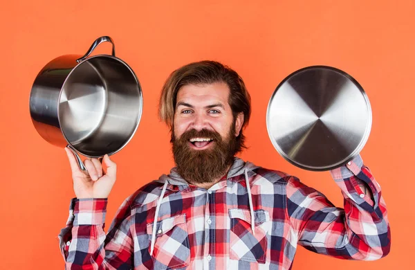 Comer sano. superficie antiadherente. chef cocinando la cena. chico maduro en camisa a cuadros con sartén. elegante macho va a cocinar comida. hombre barbudo con bigote utilizar utensilios de cocina. Una experiencia increíble —  Fotos de Stock