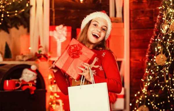 Día de boxeo. Compra de bienes y regalos. comprando para la familia. Concepto de venta de Navidad. niño vestido con ropa de invierno de compras para las vacaciones de Navidad. Niño sosteniendo regalo bolsa de compras de Navidad. Gran descuento — Foto de Stock