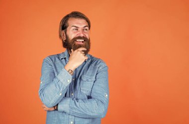 Bir düşüneyim. Sakallı adam gülüşü. Saç ve sakal bakımı. Kendine güvenen ve yakışıklı vahşi bir adam. Yüz bakımı. Sakallı, olgun bir hippi. Bıyıklı, vahşi, beyaz bir hippi. Erkek berber bakımı. Boşluğu kopyala