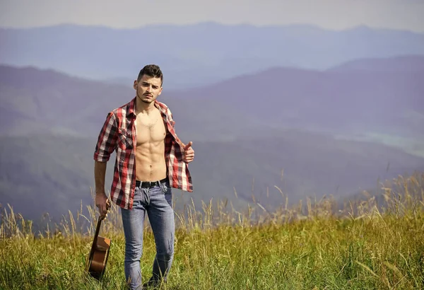 Beleza da natureza. À procura de inspiração. Caminhar sozinho. Homem com guitarra a andar no topo da montanha. Destinos de férias. Cara caminhante desfrutar da natureza pura. Ar fresco de montanha. Explorando natureza — Fotografia de Stock