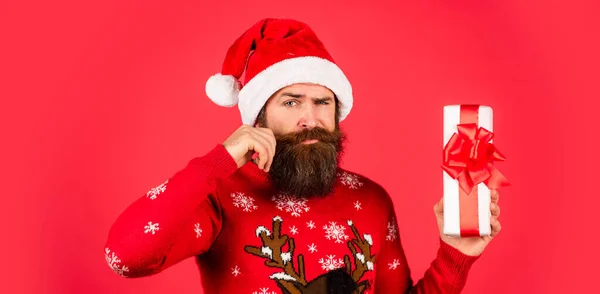 Prosperità e benessere. Concetto di shopping. Babbo Natale. Buon Natale a te stesso. Tradizione a sorpresa di Natale. Apri il tuo regalo. Regalo di Natale. Il giorno della boxe. Mantenere la calma e l'inverno — Foto Stock