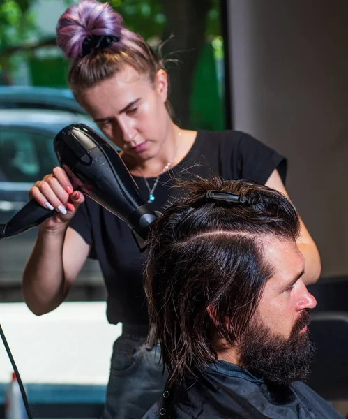 Aufnahme von Friseur Haare schneiden von hübschen männlichen Kunden, Friseur bedient Kunden beim Friseur — Stockfoto