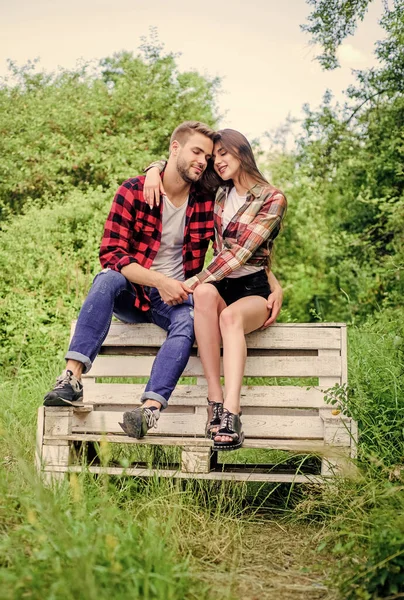 Fijne Valentijnsdag. zomerkamperen in het bos. Familie Rancho weekend. Romantisch afspraakje. Man met meisje in het park. paar ontspannen buiten op bank. Samenhorigheidsconcept. Verliefd stel. Gecontroleerde mode — Stockfoto