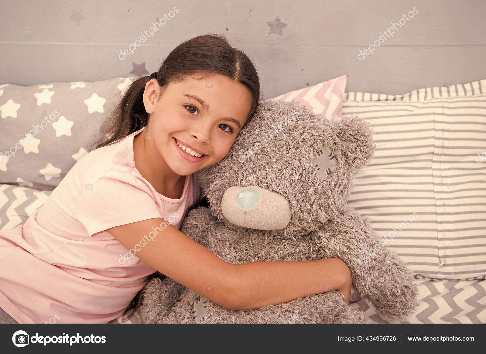 Fais Semblant D Etre Ami Joyeux Petit Ourson Calin Petite Fille Sourire Avec Un Ami Jouet Fais Semblant D Etre Ami Joyeux Petit Ourson Calin Petite Fille Sourire Avec Un Ami Jouet
