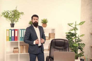 Her zaman kendine inan. Ofisteki iş adamı. Kendine güvenen bir iş adamı. Formalite içinde şık bir iş adamı. Şık sakalı ve saçı olan profesyonel bir iş adamı. Kariyer sahibi.