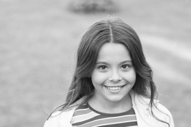 Ben mutlu bir çocuğum. Neşeli bir kız öğrenci. Tatlı kız yeşil çimenler. Duygusal olarak mutlu bir çocuk dışarıda dinleniyor. Yaz tatili. Tatil fikirleri. Mutlu gülümseyen kız çimenlerde rahatlamayı sever. Portre yakın çekim