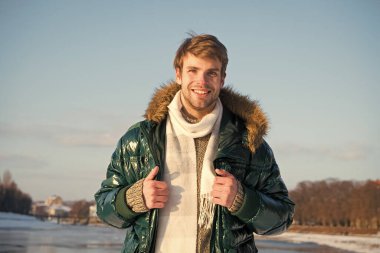 Eğlence konsepti. Aktif boş zaman. Kışın seyahat eden yakışıklı bir adam. Soğuk mevsim için sıcak kıyafetler. Kış modası. Kış tatili Yürüyen karlı doğa arka planı. Erkekler ocak ayının tadını çıkarırlar.