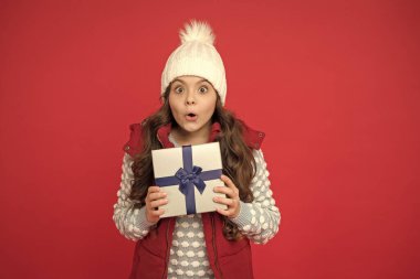 Sürpriz hediye konsepti alınıyor. Dişi için hediye. Paketi gönder. Teslimat servisi. Xmas hediye fikri. Kış tatili Kışlık çocuk giysisi paketlenmiş hediye kutusu. Neşeli kıvılcım. Noel hediyeleri