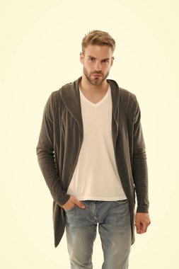 Sağa bakıyorum. Beyazda izole edilmiş. Sıradan tarzda yakışıklı bir adam. Moda ve tarz. Seksi bir adamın moda görünüşü. Sakallı, tıraşsız bir adam. Berber dükkanı. Kim olduğunu asla unutma.