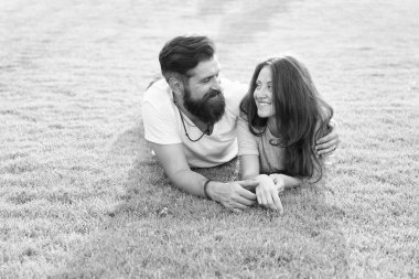 Mutlu yazlar. Mutlu aile yeşil çimlerde rahatlar. Birbirine aşık çiftler doğal ortamda çıkıyorlar. İyi tatiller. Aile eğlencesi. Keyif ve rahatlama. Birlikte mutlu olmak.