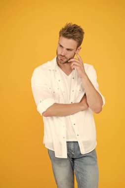 Sıradan gömlekli yakışıklı bir adam. Günlük kıyafetlerini giy. Tarzın en iyi referanslarından biri olarak kabul edilir. Moda konsepti. Erkek manken mağazası. Rahat hissediyorum. Erkek giyimi ve şık kıyafetler.
