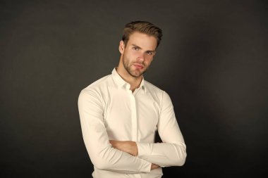 Kendinden emin ve harika görünüyor. Kendine güveni olan, esmer biri. Moda adamının kendine güveni tam. Resmi, klas bir tarz. Erkek gardırobu. Moda ve tarz. Kendine güvenen ve şık.