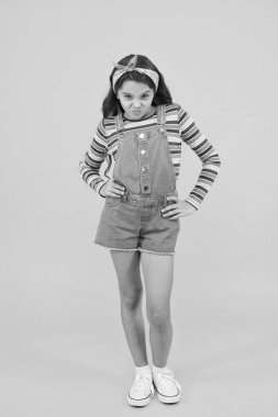 Sevimli kız uzun kıvırcık kot pantolon, yaz tarzı konsept.