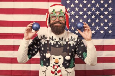 Gülümseyen adam. Pozitif olma kavramı. Mutlu yıllar. Noel Baba 'nız ve yeni yılınız kutlu olsun. Sakallı adam gülümseyen Amerikan bayrağı geçmişi. İyi tatiller. Mutlu noeller. ABD 'de tatil sezonu