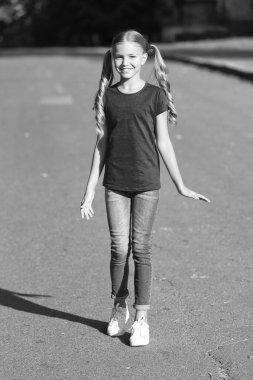 Ben sadece yaz kızıyım. Mutlu kız açık havada güneşleniyor. Küçük kızın modaya uygun görünüşü. Sıradan tarzda uzun saçlı küçük bir kız. Yaz modası trendleri. Moda tarzı. Çocuk kıyafetleri. Parlıyorsun.