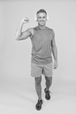 Düzenli antrenman. Olgun koç. Fitness müziği. Sporcu, müzik dinle. Sporcu eğitimi. Güçlü sporcu kulaklık takar ve forma giyer. Sağlıklı sporcu ya da sporcu. Spor ve zindelik