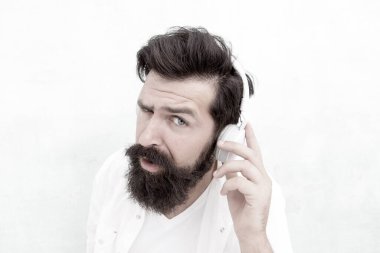 Ne diyorsun sen? Çok gürültülü. Kulaklığını tak. Sakallı adam kulaklık takıyor. Vahşi hippi müzik dinler. Sesli kitabı dinle. Modern hayatta yeni teknoloji. Müzik uygulaması indir