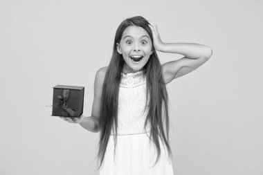 Harika vakit geçiriyorum. Şaşırmış çocuk hediye kutusunu paylaşıyor. Küçük çocuk parti kutlaması için hazır. Mutlu çocukluk. Güzel bir yaz tatili. Hediye kutusu olan çocuk. Tasasız güzellik, pazartesi günü alışverişe çık.