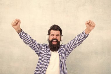 Benimle şarkı söyle. Kendimi hiç bu şekilde açmamıştım. Adam en sevdiği şarkıyı seviyor. Müzik benim hayatım. Hippi kulaklık takıyor. Sesden esinlenilmiştir. Kablosuz kulaklıkla müziğin tadını çıkar. Mutlu sakallı adam. Müzik hobisi