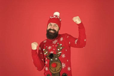 Noel anlaşmaları başlar. Olgun hippi sakallı, örgü kazaklı. Soğuk mevsimde ısınmak. Kışlık kıyafet modası. Bayram atmosferi. Mutlu Noel Baba 'nın portresi. Kırmızı duvarlı sakallı adam.