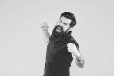 Kazanan ve kazanan. Neşeli adam. İç enerji. Başarı için motive. Mutlu adam sarı arka planda başarı jesti gösteriyor. Zafer ve başarı. Sıradan giyinmiş sakallı adam kutlama yapıyor. Mutluluk ve neşe