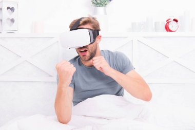 Sanal gerçeklikten uyanış. VR teknolojisi ve gelecek. VR iletişimi. Heyecan verici izlenimler. Artırılmış oyun alanı. Bilinçli uyanış. Gerçeğe dön. Adam yatakta dinlenirken keşfetmek