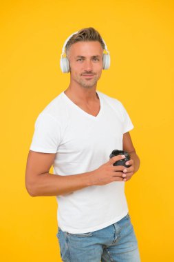 Kafein tüketimi. Orta yaşlı bir adam kahve fincanı tutuyor. Kafein bağımlısı. Doğal bir uyarıcı. Antioksidan ve yararlı besinler. Paket servis içkisi. Müzik teknolojisi. Modern yaşam tarzı