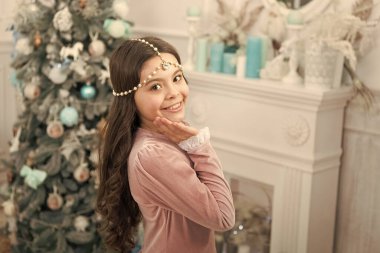 Lüks dekore edilmiş süslü bir kız. Mutlu bir çocukluk. Noel 'i bekliyorum. Çocuk kış tatilinin tadını çıkar. Kış tatili Göz kamaştırıcı kız Noel 'i kutluyor. Evde harika bir Noel partisi düzenleyeceğiz.