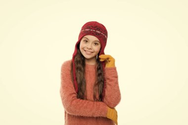 Soğuk hava için mükemmel bir görüntü. Bu kış için son trendler. Mutlu çocuk örgü giyer. Örgü örmeyi seviyorum. Noel havasında. Küçük kız uzun saçlı, beyaz tenli. Sıcak ve rahat. İhtiyacın olan tek şey eldiven.